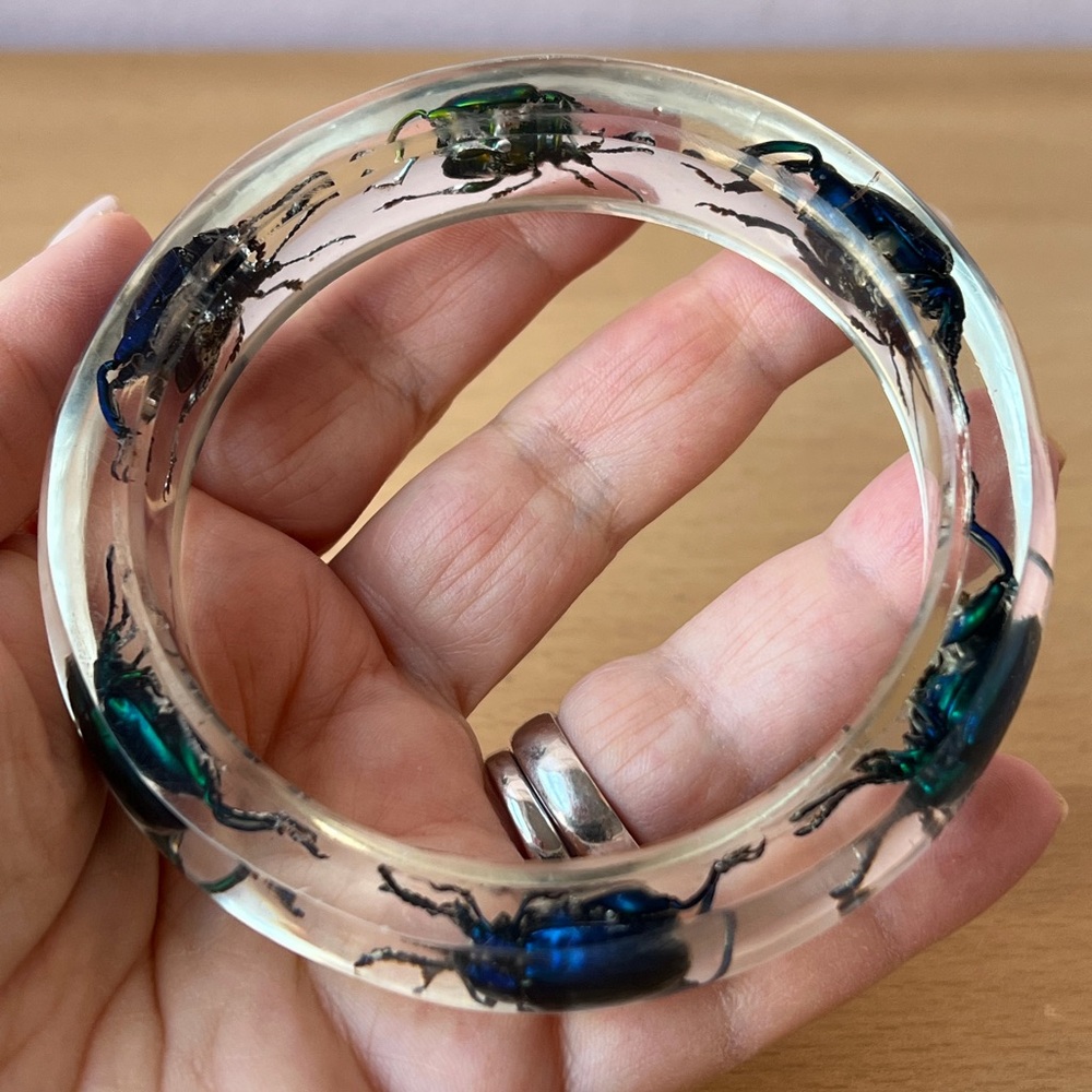 VINTAGE CLEAR LUCITE LARGE BANGLE BRACELET W/ VIVID COLORS BEETLES STATEMENT - Picture 11 of 16